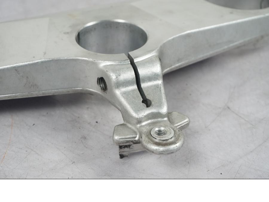 Baksidan på Gaffelkrona från en Ducati 748 -2002 motorcykel.