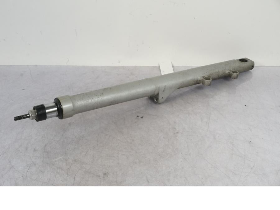 Framsidan på Gaffelben från en BMW R 1100 GS -1998 motorcykel.