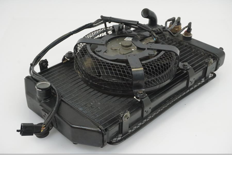 Höger sida på Vattenkyl från en Kawasaki VN 1500 Mean Streak -2003 motorcykel.