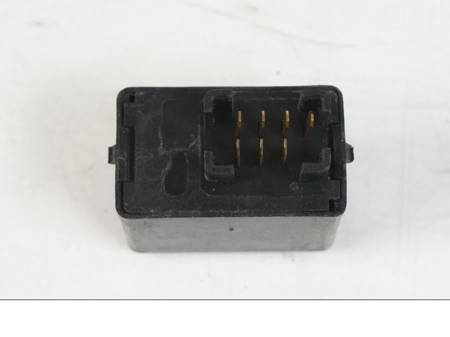 Baksidan på Blinkersrelä från en Suzuki VZR 1800 -2009 motorcykel.
