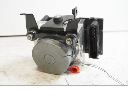 Baksidan på ABS Modulator från en BMW F 800 R -2010 motorcykel.