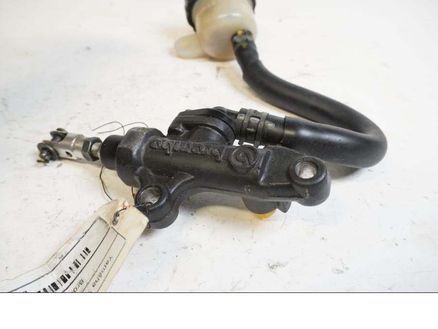 Baksidan på Bromshuvudcylinder från en Yamaha YZF 1000 R1 -1999 motorcykel.