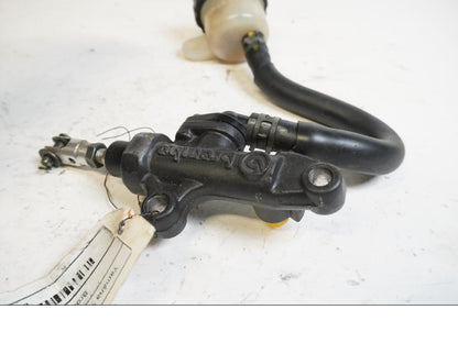 Baksidan på Bromshuvudcylinder från en Yamaha YZF 1000 R1 -1999 motorcykel.