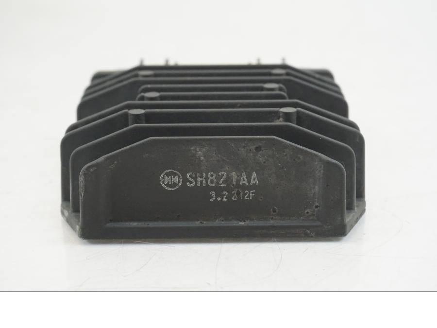 Vänster sida på Likriktare från en Ducati Hyperstrada -2013 motorcykel.