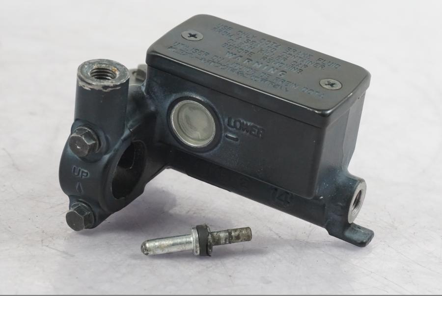 Framsidan på Kopplingshuvudcylinder från en Suzuki GSF 1250 -2010 motorcykel.