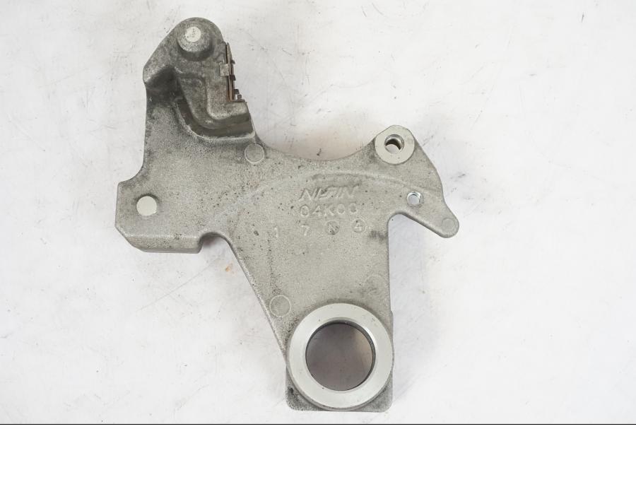 Framsidan på Bromsoksfäste från en Suzuki GSX-S 1000 -2017 motorcykel.