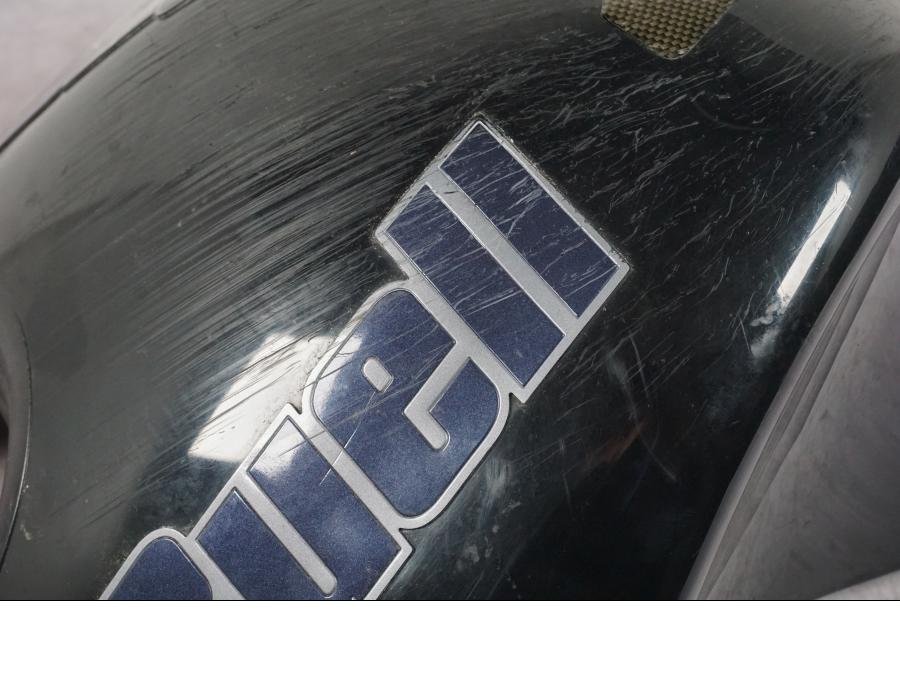 Snett uppifrån på Bensintankskåpa från en Buell 1125 R -2008 motorcykel.