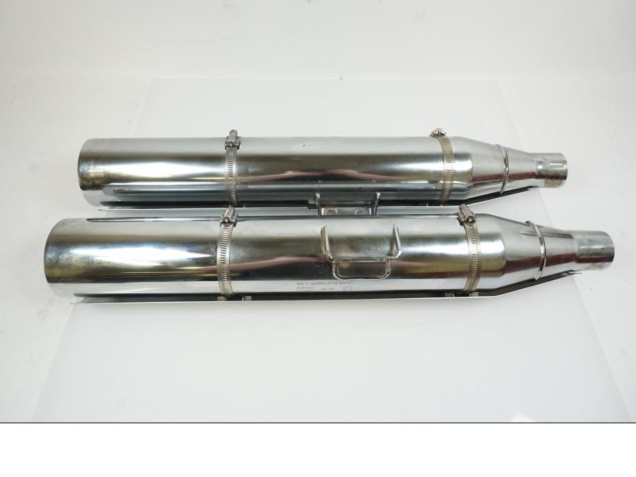 Baksidan på Ljuddämpare från en H-D Fat Boy -2018 motorcykel.