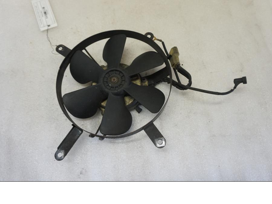 Baksidan på Vattenkylfläkt från en Honda CBR 1100 XX -1998 motorcykel.