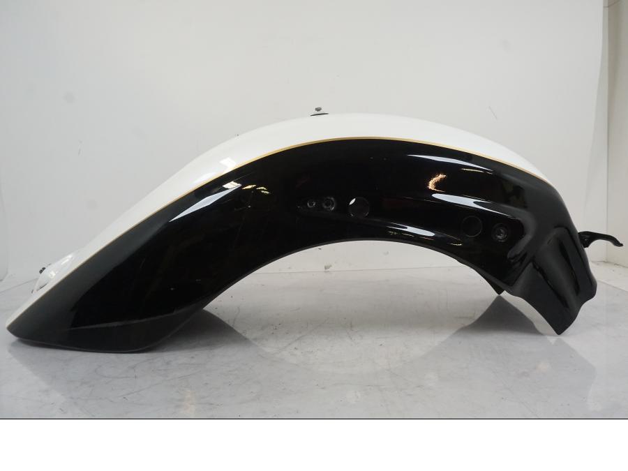 Baksidan på <p>Bakskärm till Triumph Rocket III Touring.</p>

<p>En mindre repa finns se bild.</p> motorcykel.