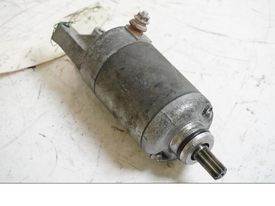 Framsidan på Startmotor från en Honda CBR 900 RR -2003 motorcykel.