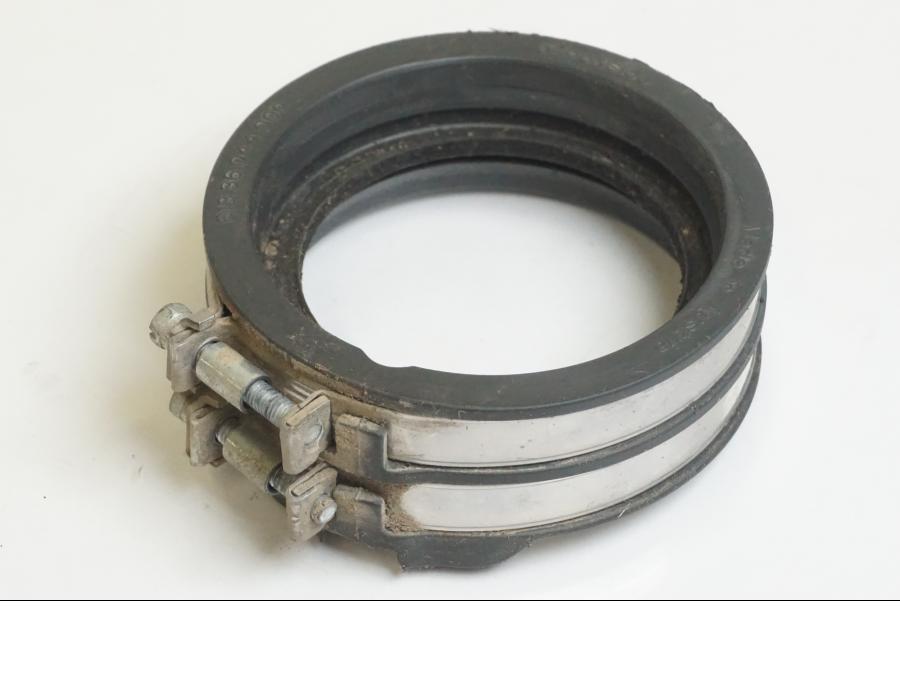 Framsidan på Insugsgummi från en KTM 1190 Adventure -2015 motorcykel.