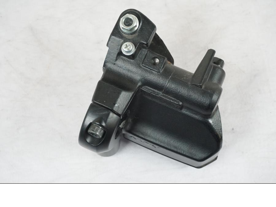 Snett nerifrån på Bromshuvudcylinder från en Kawasaki Z 900 -2019 motorcykel.