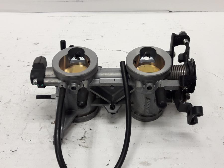 Höger sida på Spjällhus från en Kawasaki ER-6N -2015 motorcykel.