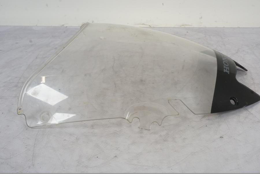 Snett uppifrån på Vindruta från en Honda VTR 1000 F -1997 motorcykel.