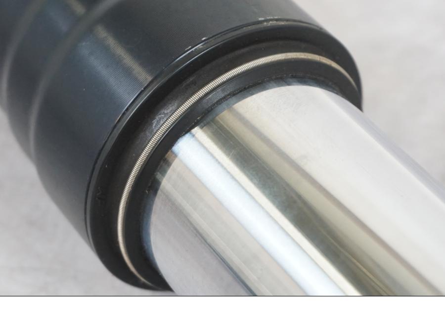 Vänster sida på Gaffelben från en KTM 690 SM R -2009 motorcykel.