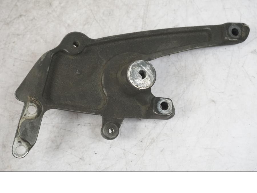 Vänster sida på Fotpinnefäste från en Buell 1125 R -2008 motorcykel.