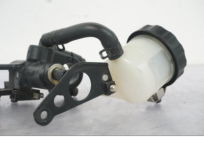 Snett nerifrån på Bromshuvudcylinder från en Triumph Daytona 955I -2000 motorcykel.
