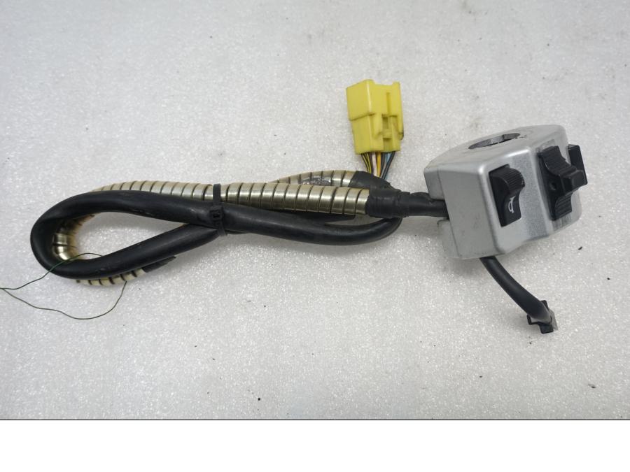 Framsidan på Styrelreglage från en Suzuki VL 800 -2004 motorcykel.