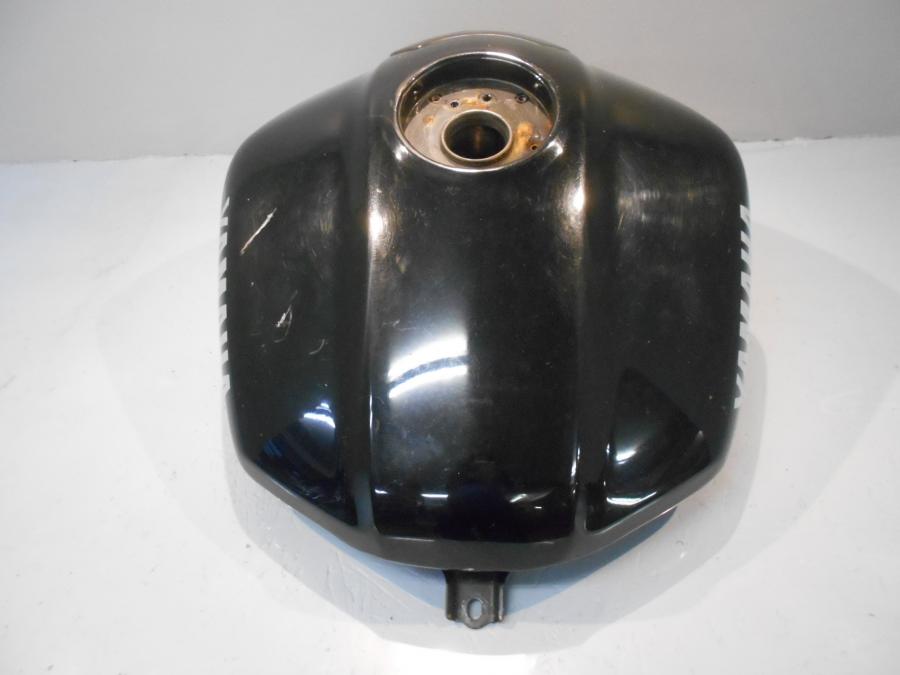 Vänster sida på Bensintank från en Yamaha FZS 1000 -2002 motorcykel.
