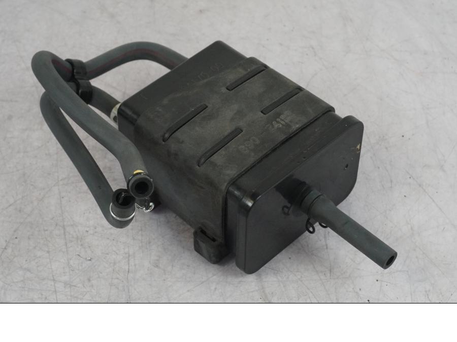 Baksidan på Fuel Evap System från en Yamaha MT-09 SP -2018 motorcykel.