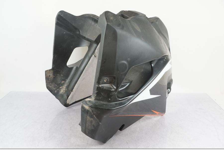 Snett nerifrån på Bensintank från en KTM 1290 Super Adventure R -2018 motorcykel.