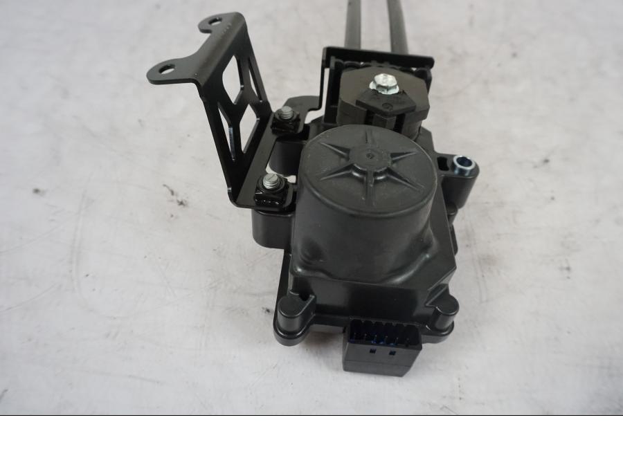 Snett nerifrån på Avgasspjällmotor från en KTM 1290 Super Duke R -2023 motorcykel.