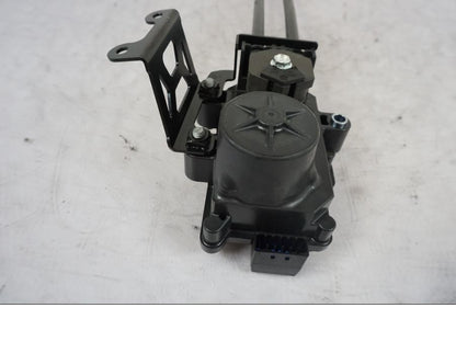 Snett nerifrån på Avgasspjällmotor från en KTM 1290 Super Duke R -2023 motorcykel.