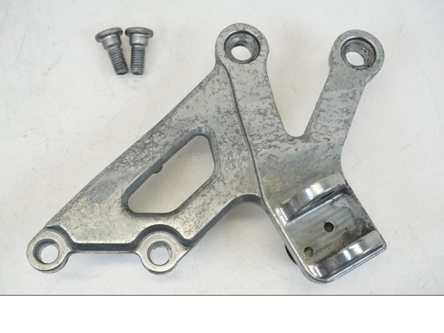 Framsidan på Fotpinnefäste från en Kawasaki ZX-12R -2000 motorcykel.