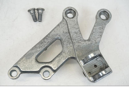 Framsidan på Fotpinnefäste från en Kawasaki ZX-12R -2000 motorcykel.