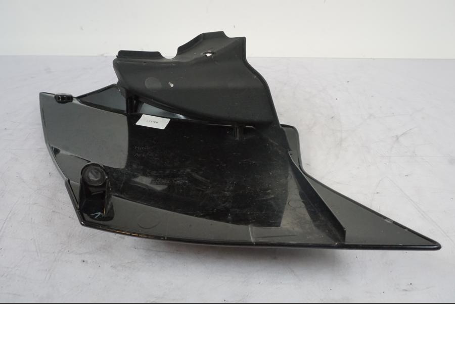 Snett nerifrån på Kylarvinge från en KTM 990 Super Duke -2006 motorcykel.