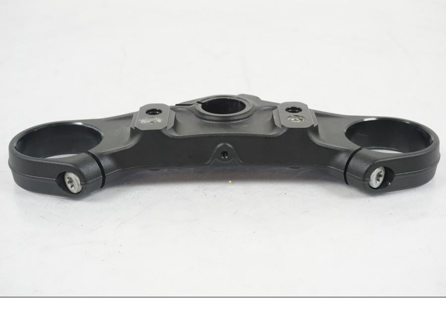 Baksidan på Gaffelkrona från en KTM 1290 Super Duke R EVO -2023 motorcykel.