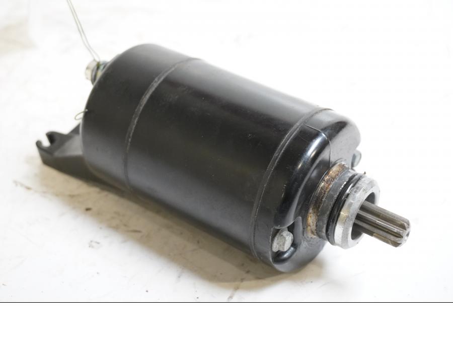 Framsidan på Startmotor från en Kawasaki Versys 650 -2009 motorcykel.