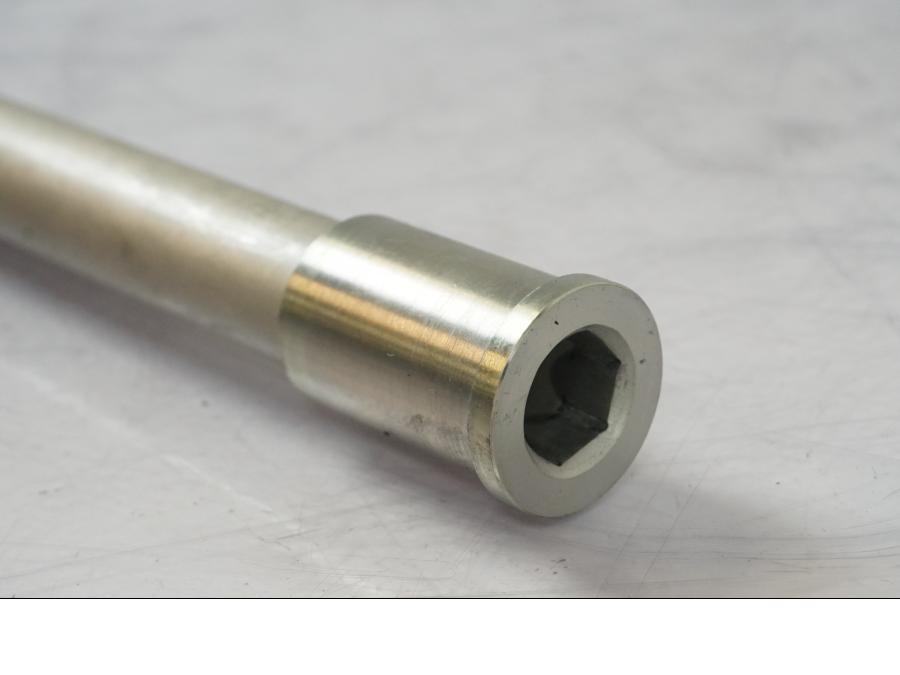 Höger sida på Axel från en Kawasaki Z 900 -2021 motorcykel.