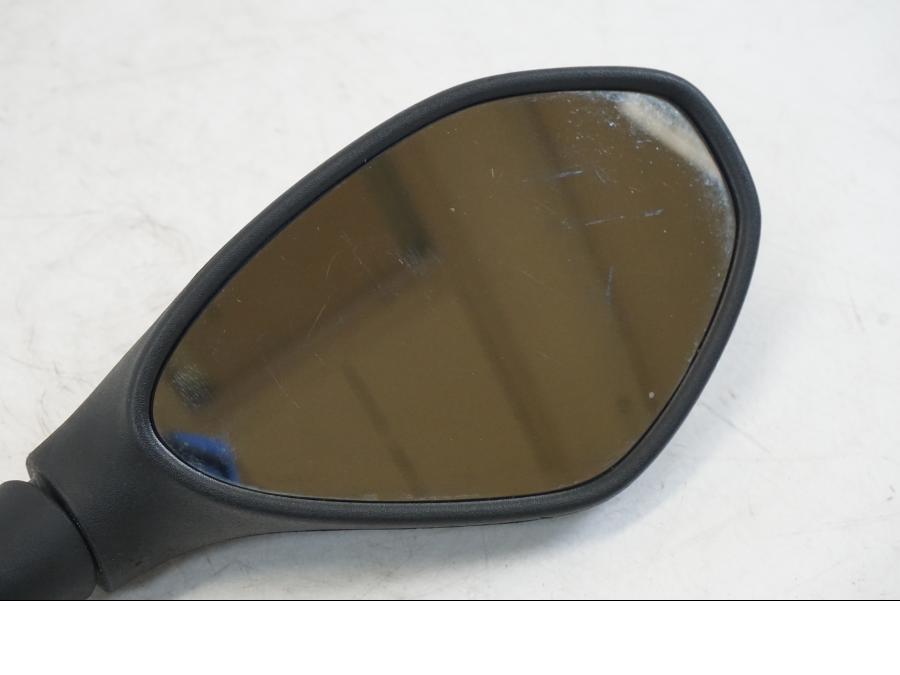 Baksidan på Backspegel från en Aprilia Tuono V4R -2011 motorcykel.