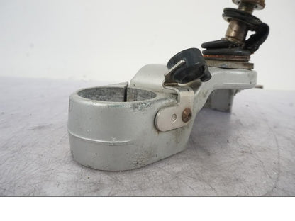 Snett nerifrån på Gaffelkrona från en BMW R 1150 GS -2002 motorcykel.