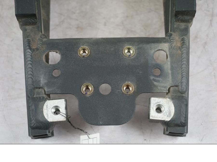 Vänster sida på Bakram från en Triumph Tiger -2009 motorcykel.