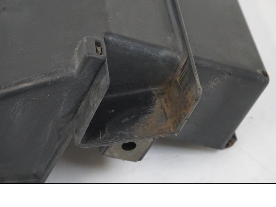 Snett nerifrån på Batterihållare från en Kawasaki Z 750 -2006 motorcykel.