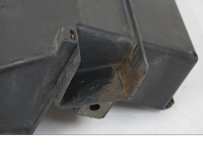 Snett nerifrån på Batterihållare från en Kawasaki Z 750 -2006 motorcykel.