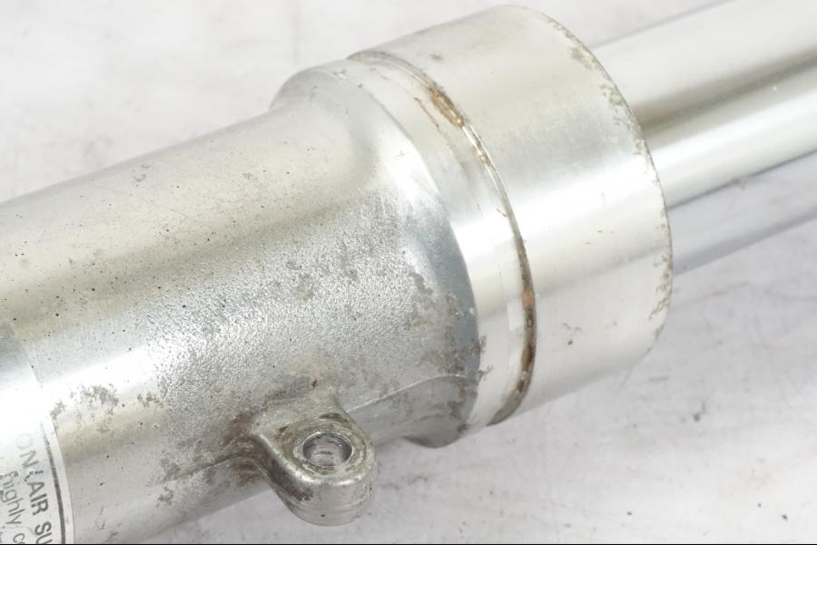 Snett uppifrån på Gaffelben från en Kawasaki KL 650A -1987 motorcykel.