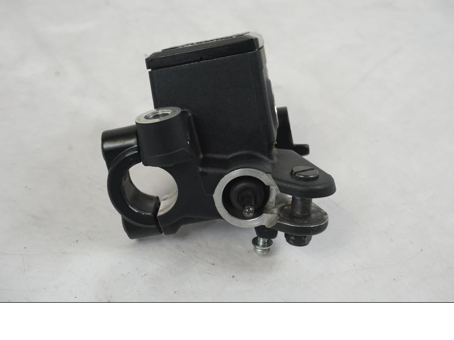 Baksidan på Bromshuvudcylinder från en Yamaha MT-09 -2019 motorcykel.