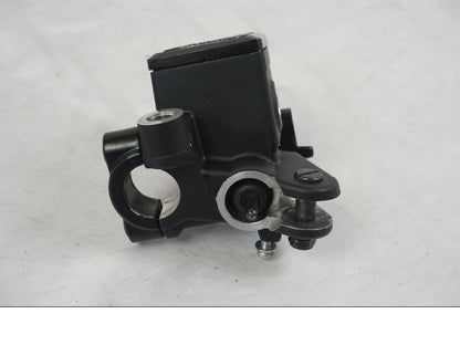 Baksidan på Bromshuvudcylinder från en Yamaha MT-09 -2019 motorcykel.