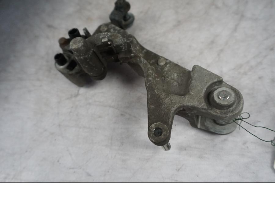 Baksidan på Bromsoksfäste från en Honda XL 1000 V -2008 motorcykel.