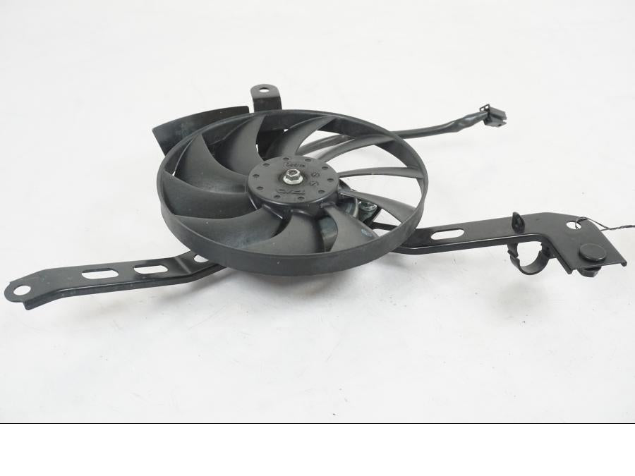 Baksidan på Vattenkylfläkt från en Yamaha MT-07 -2019 motorcykel.