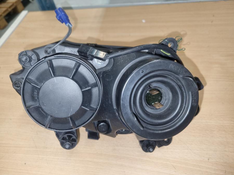 Vänster sida på Strålkastare från en Yamaha YZF 1000 R1 -2005 motorcykel.