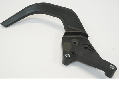 Baksidan på Passagerarhandtag från en KTM 1190 Adventure -2013 motorcykel.