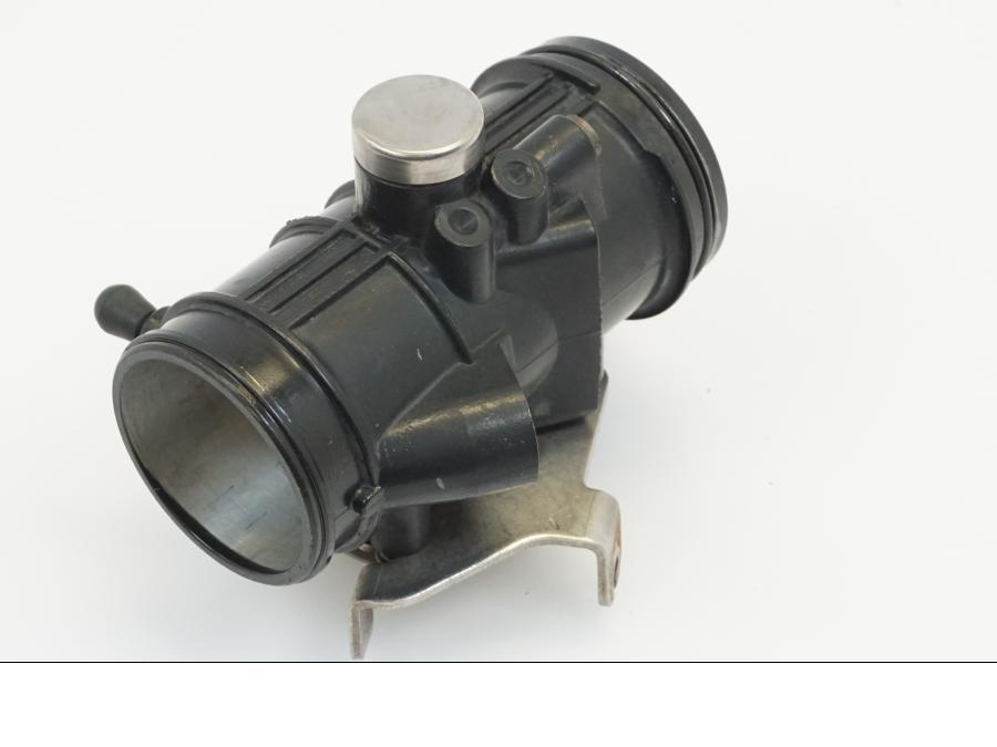 Snett nerifrån på Spjällhus från en BMW R 1150 R -2002 motorcykel.