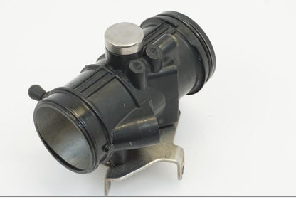 Snett nerifrån på Spjällhus från en BMW R 1150 R -2002 motorcykel.