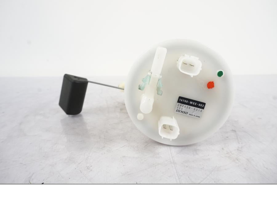 Baksidan på Bensinpump insprut från en Honda VFR 1200 -2010 motorcykel.