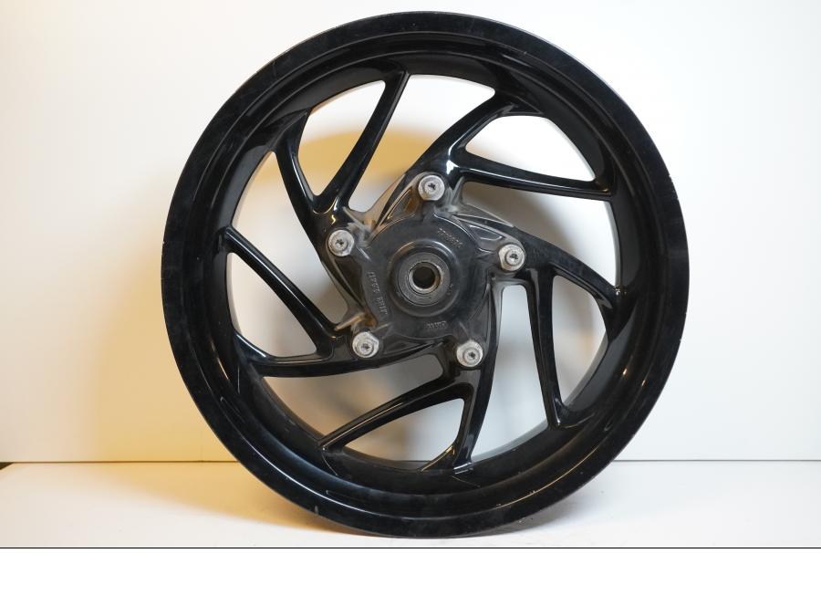 Framsidan på Fälg från en BMW F 800 R -2011 motorcykel.